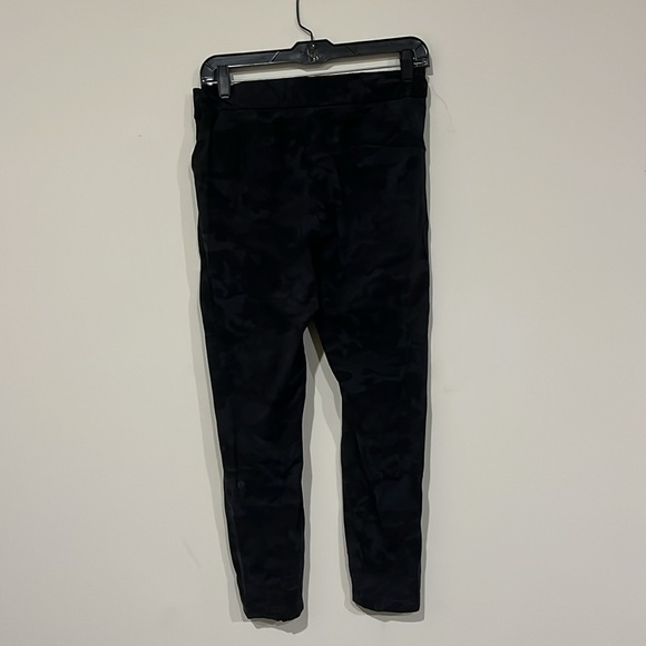 Lululemon blk camo pant w/ side pockets sz 6 25” inseam - Picture 4 of 7